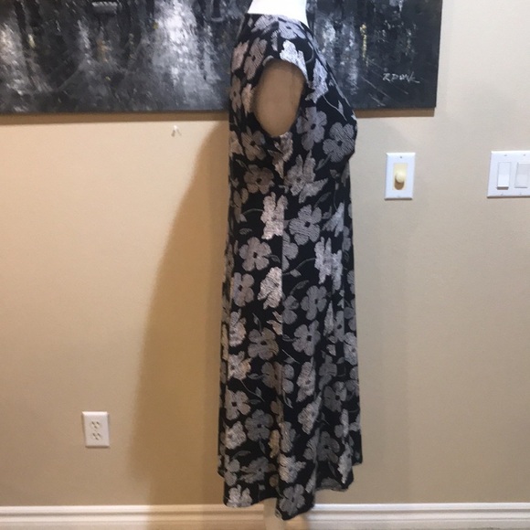 Chaps. Black/White Floral Flare V Neck MIDI Sleeveless Dress-Size L - Picture 4 of 8